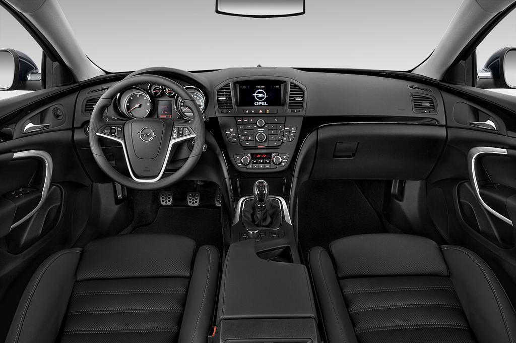 Opel Insignia (Baujahr 2011) Sport 5 Türen Cockpit und Innenraum