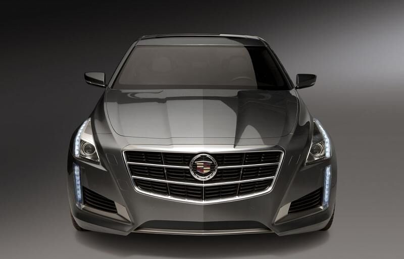Der Cadillac CTS duckt sich 2,5 Zentimeter tiefer über den Asphalt
