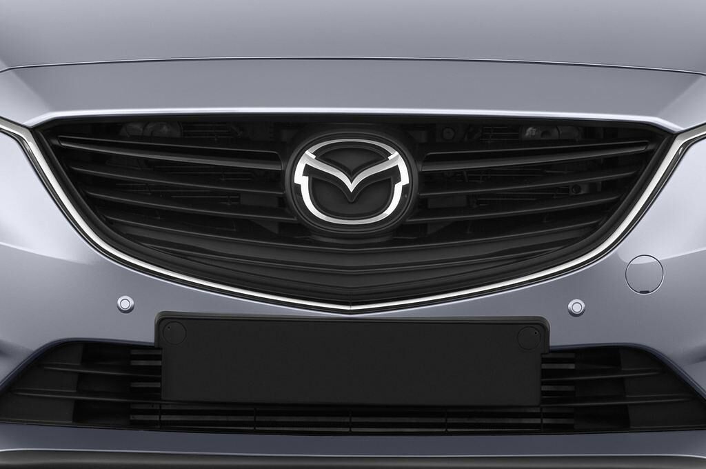 Mazda Mazda6 (Baujahr 2014) Center-Line 5 Türen Kühlergrill und Scheinwerfer