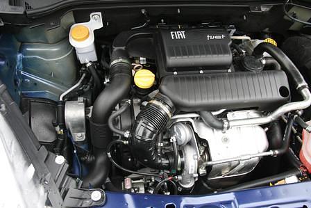 Kleiner Motor in einem große Auto