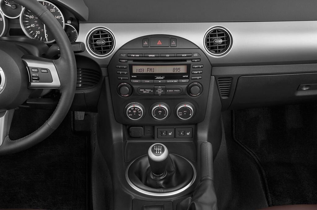 Mazda MX-5 (Baujahr 2010) - 2 Türen Mittelkonsole
