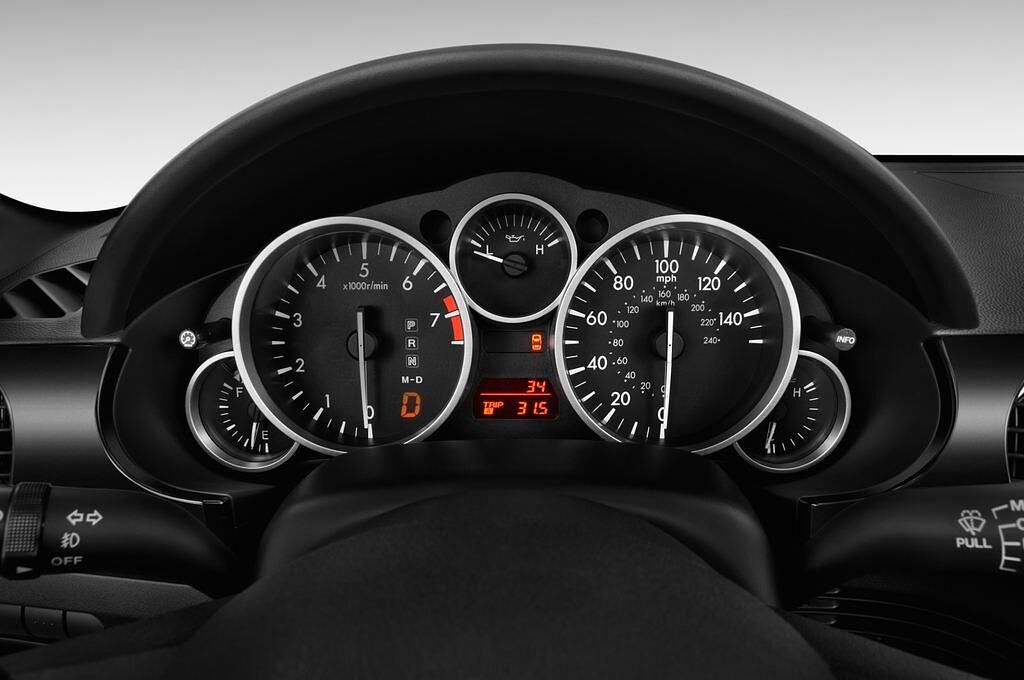 Mazda MX-5 (Baujahr 2013) Sports-Line 2 Türen Tacho und Fahrerinstrumente