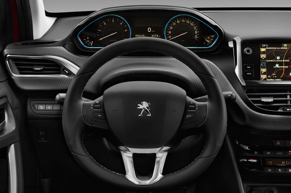Peugeot 2008 (Baujahr 2017) Allure 5 Türen Lenkrad