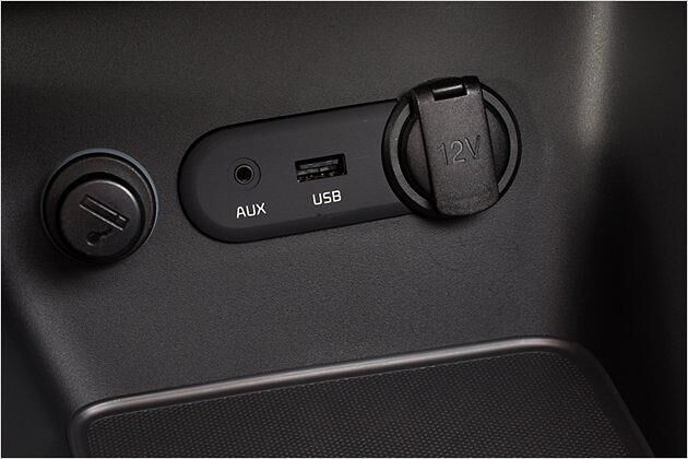 Einen USB- und einen AUX-Anschluss gibt es serienmäßig
