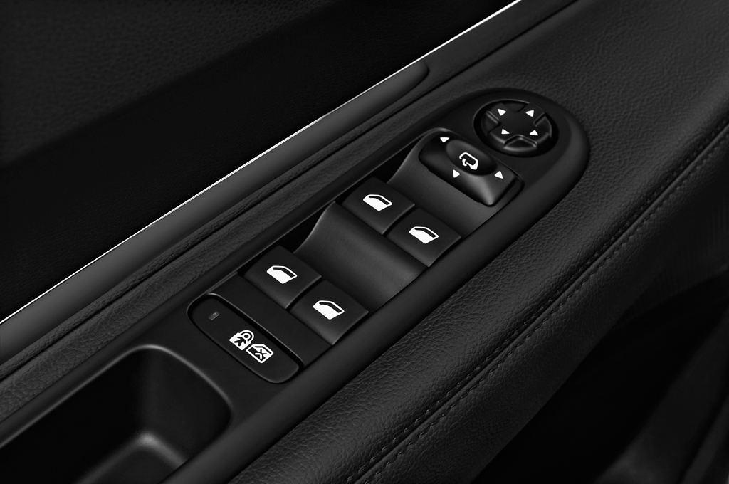 Peugeot 5008 (Baujahr 2012) Allure 5 Türen Bedienungselemente Tür