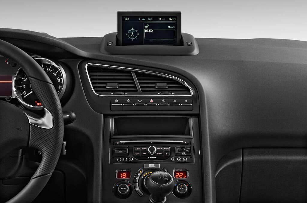 Peugeot 5008 (Baujahr 2012) Allure 5 Türen Mittelkonsole