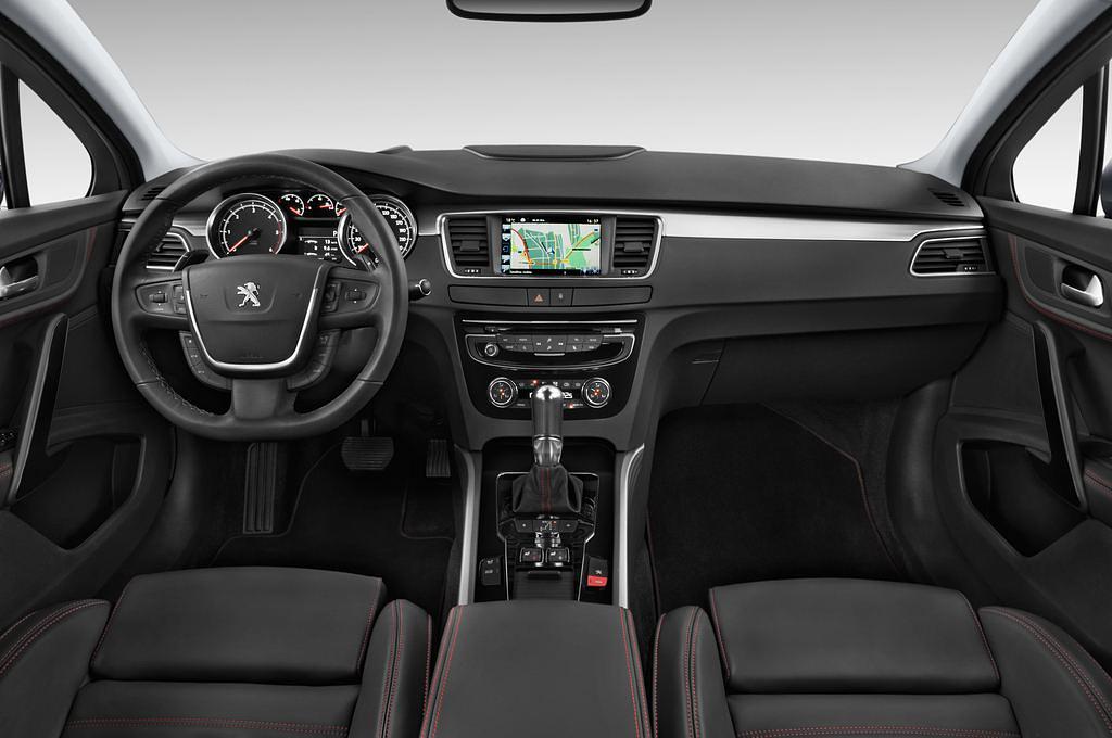 Peugeot 508 (Baujahr 2015) GT 4 Türen Cockpit und Innenraum