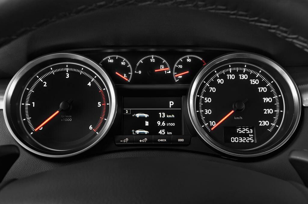 Peugeot 508 (Baujahr 2015) GT 4 Türen Tacho und Fahrerinstrumente