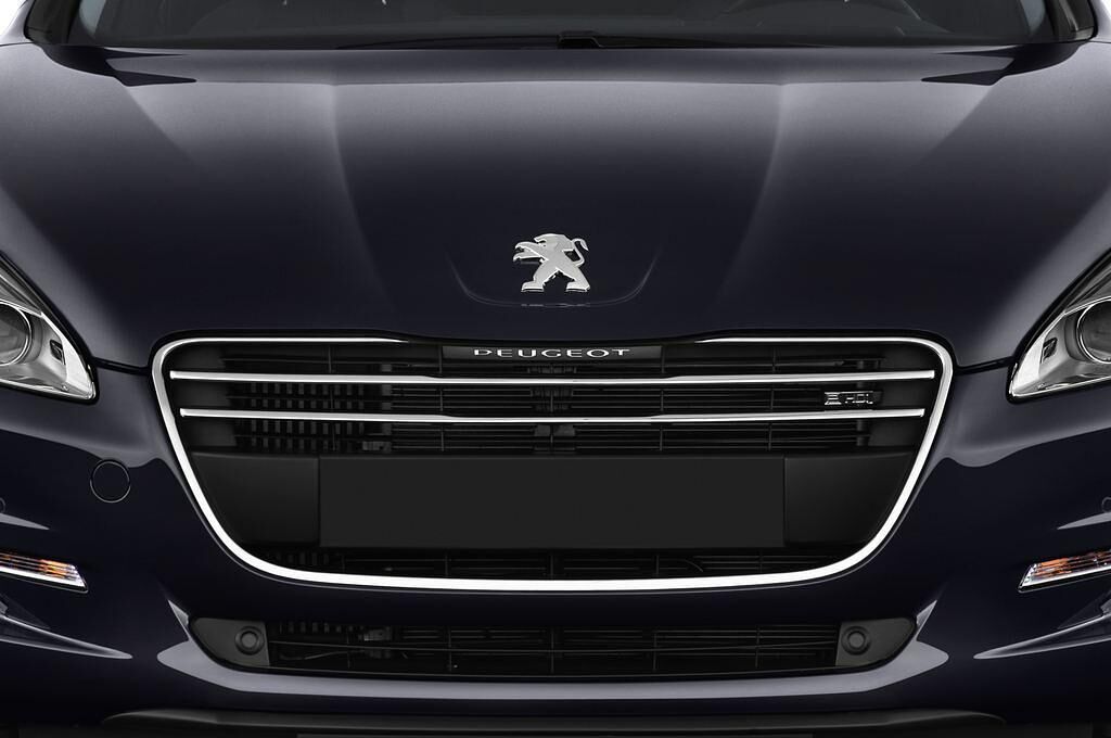 Peugeot 508 (Baujahr 2012) Allure 4 Türen Kühlergrill und Scheinwerfer