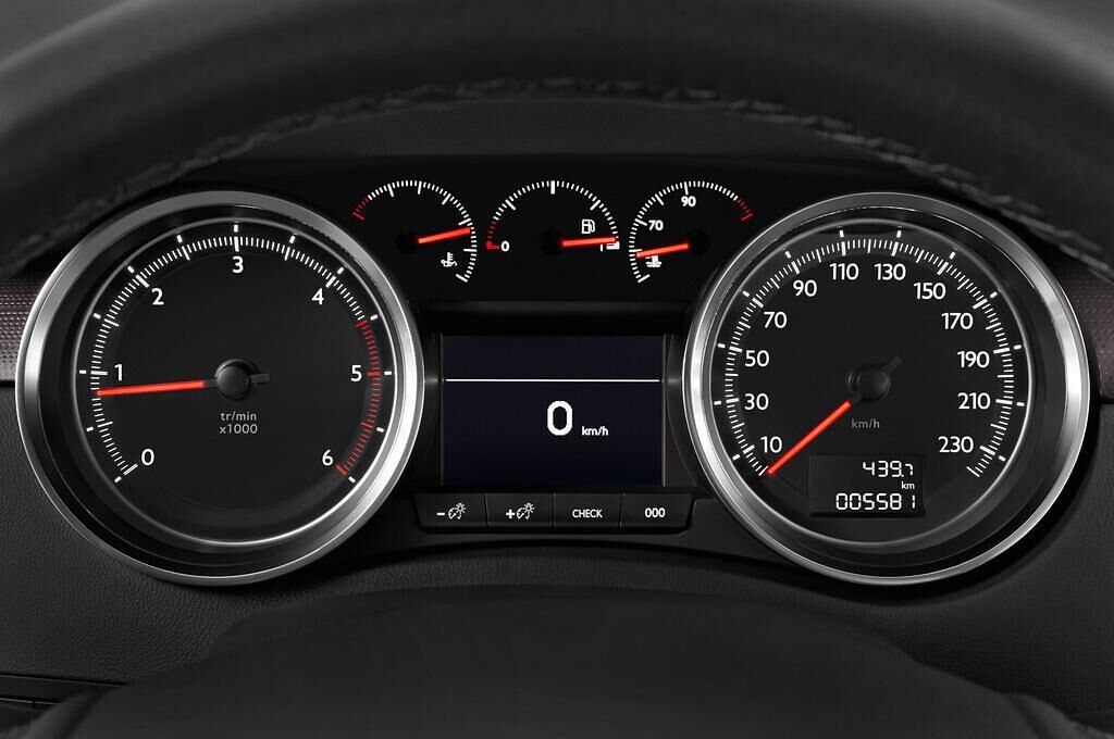 Peugeot 508 (Baujahr 2015) Allure 5 Türen Tacho und Fahrerinstrumente