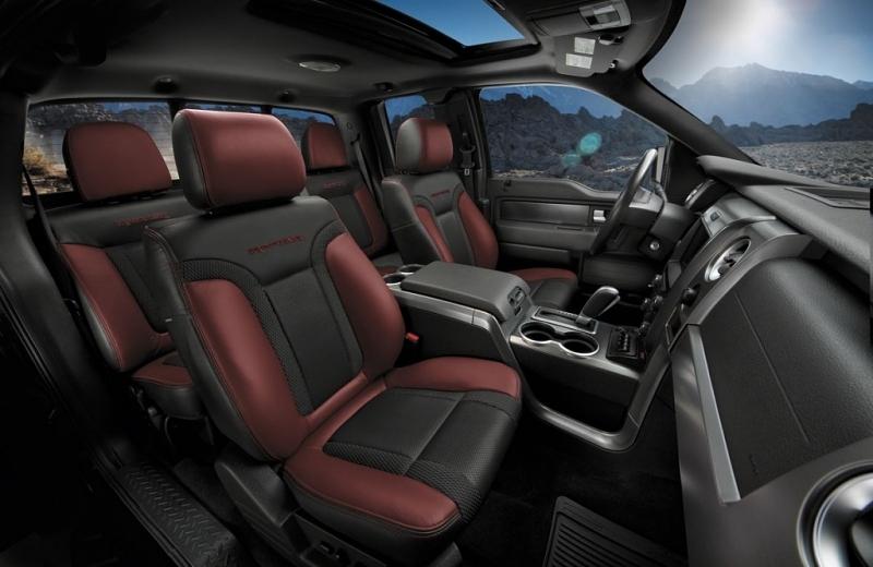 Das Ford F150 SVT Raptor 2014 mit Teilleder-Sitzen mit einem Stoffbezug in Honigwaben-Muster