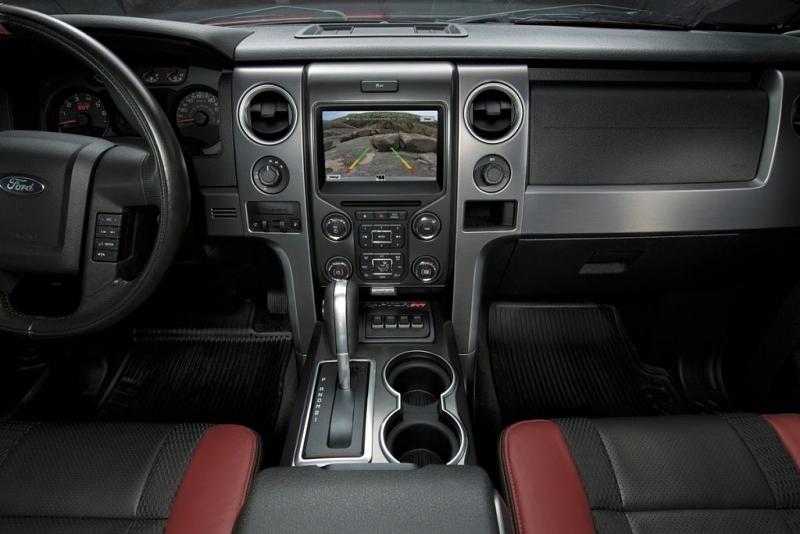 Eine Außenkamera am Kühlergrill des Ford F150 SVT Raptor 2014 hilft bei Orientierung