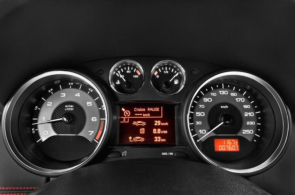 Peugeot RCZ (Baujahr 2014) R 2 Türen Tacho und Fahrerinstrumente