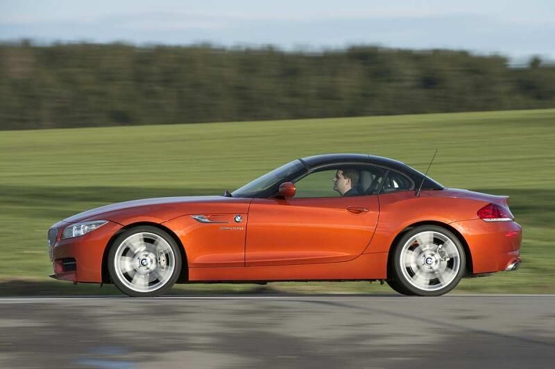 Der Roadster verfügt über ein Hardtop.