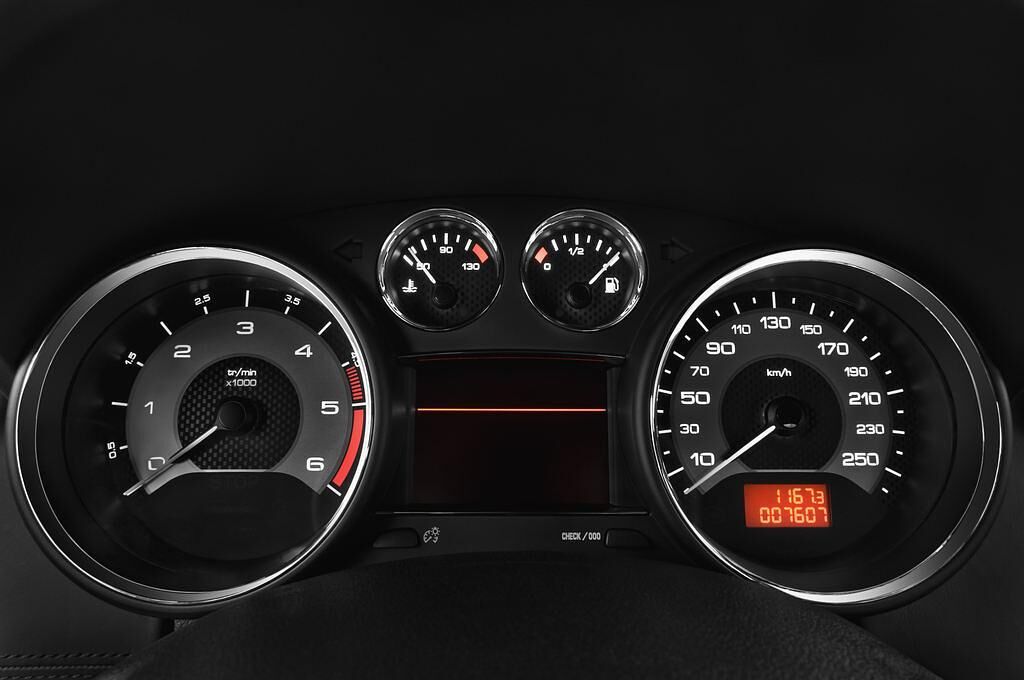 Peugeot RCZ (Baujahr 2013) - 2 Türen Tacho und Fahrerinstrumente