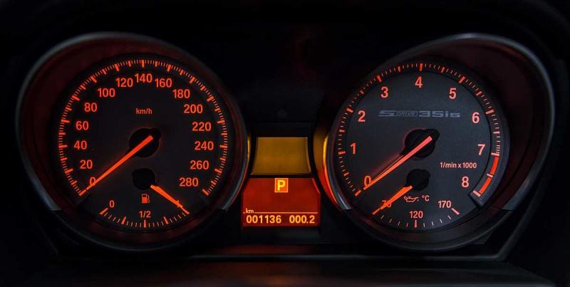 Der Tacho geht bis 280 km/h.
