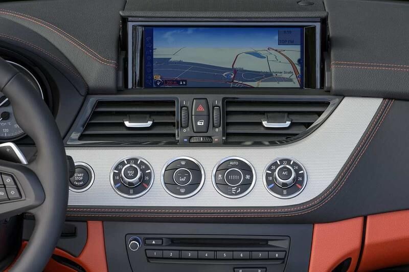 Das 8,8 Zoll große Display in der Mittelkonsole.