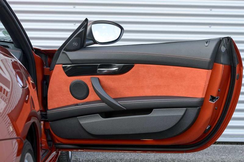Orange und schwarze Töne wechseln sich ab.