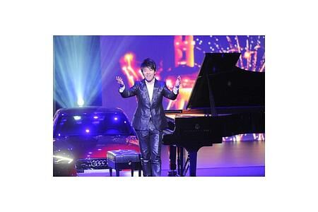 Auto Shanghai 2013: Auf Volkswagen Group Night begeistern nicht nur Autos