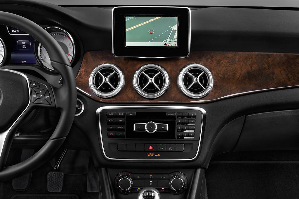 Mercedes GLA (Baujahr 2014) STYLE 5 Türen Mittelkonsole