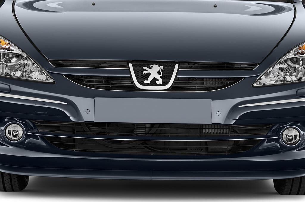 Peugeot 607 (Baujahr 2010) Platinum 4 Türen Kühlergrill und Scheinwerfer