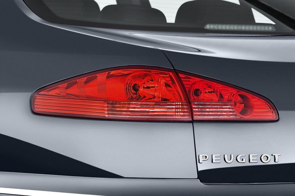Peugeot 607 (Baujahr 2010) Platinum 4 Türen Rücklicht