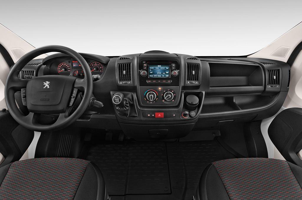 Peugeot Boxer (Baujahr 2015) 435 L4H2 2.2Hdi Komfort 4 Türen Cockpit und Innenraum