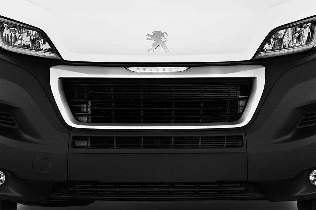 Peugeot Boxer (Baujahr 2015) 435 L4H2 2.2Hdi Komfort 4 Türen Kühlergrill und Scheinwerfer