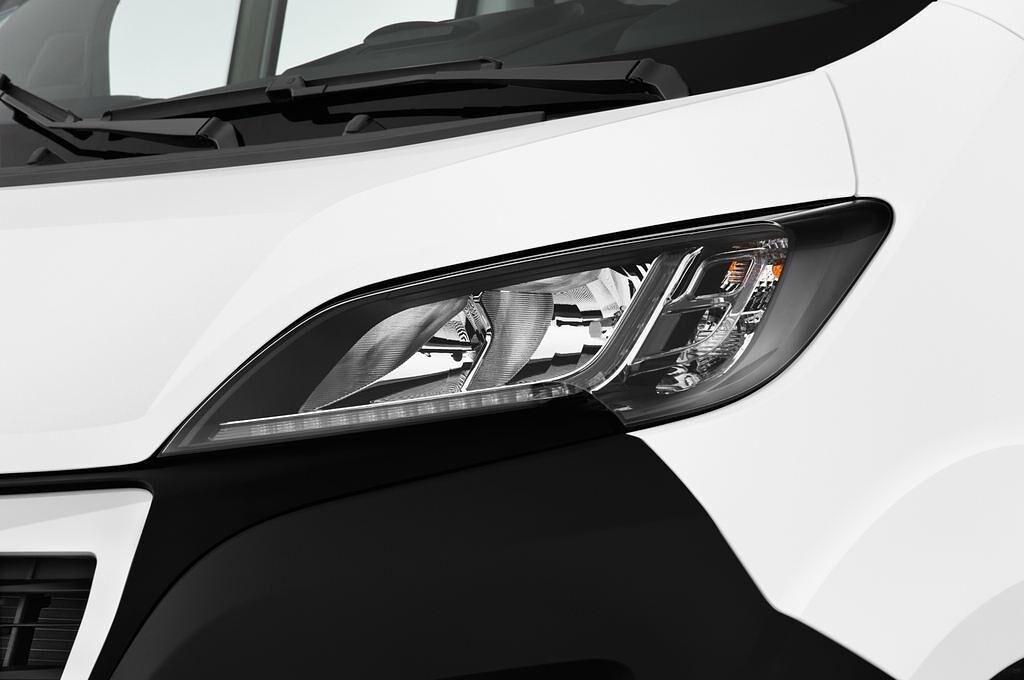 Peugeot Boxer (Baujahr 2015) 435 L4H2 2.2Hdi Komfort 4 Türen Scheinwerfer