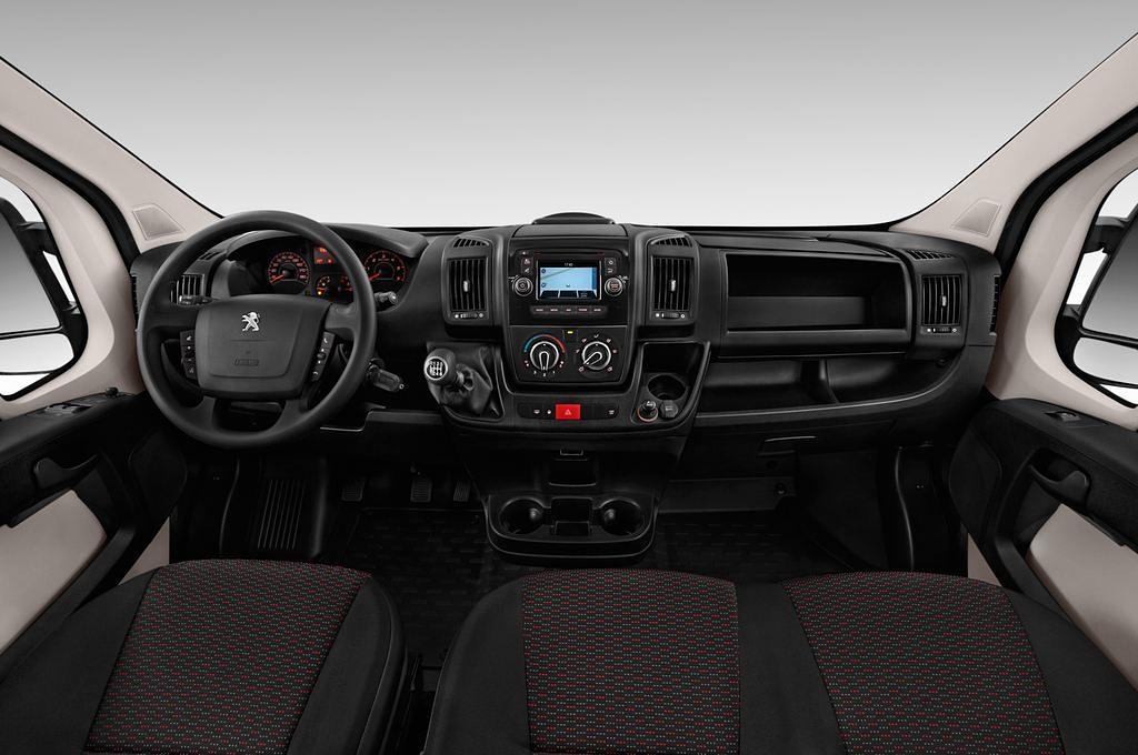 Peugeot Boxer (Baujahr 2017) - 4 Türen Cockpit und Innenraum