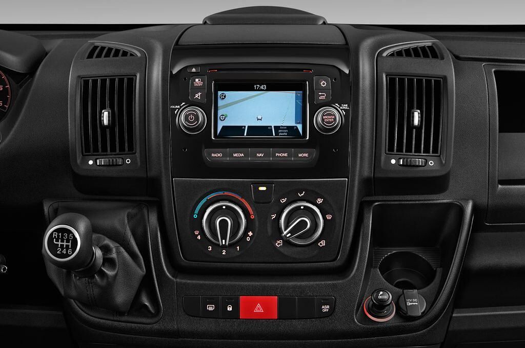 Peugeot Boxer (Baujahr 2017) - 4 Türen Mittelkonsole
