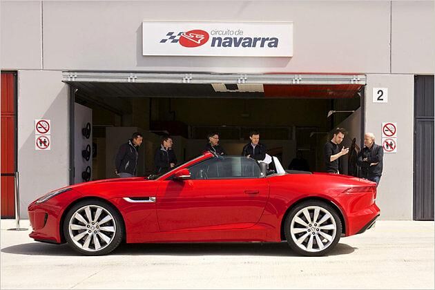 Das Schuhwerk: 18 Zoll für den F-Type, 19 Zoll für den F-Type S (Bild), der V8 S trägt 20 Zoll