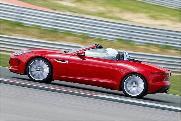 Dank tiefem Schwerpunkt liegt der F-Type satt auf der Straße