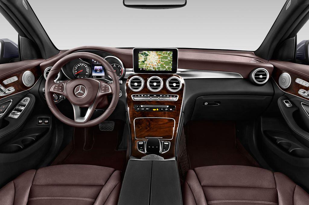 Mercedes GLC (Baujahr 2016) AMG Line 5 Türen Cockpit und Innenraum