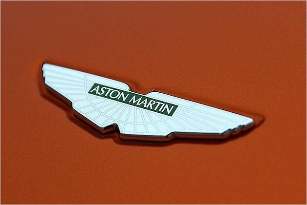 Den hohen Qualitätsanspruch der Marke unterstreichen die aus Emaille gefertigten Aston-Martin-Logos