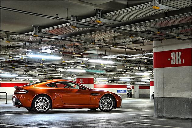 Nicht nur aufgrund der geringen Stückzahlen ist der V8 Vantage ein absoluter Hingucker