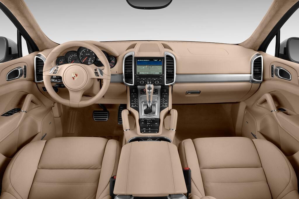 Porsche Cayenne (Baujahr 2011) Turbo 5 Türen Cockpit und Innenraum