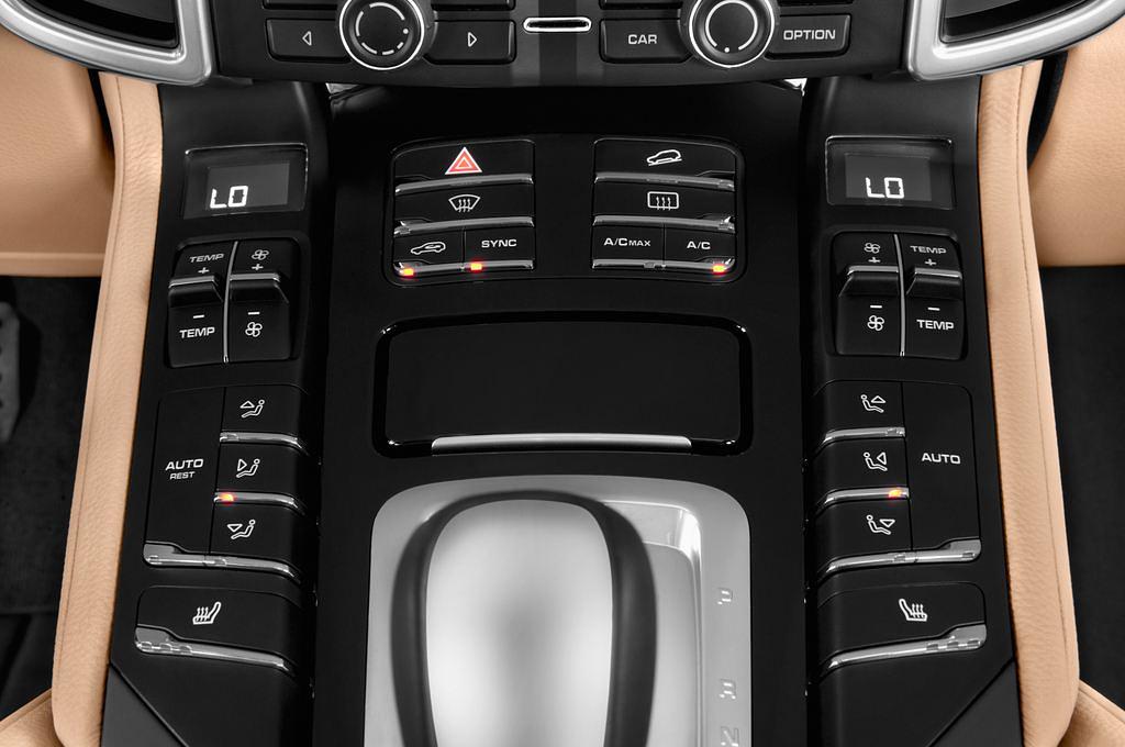 Porsche Cayenne (Baujahr 2015) 4WD AT 5 Türen Temperatur und Klimaanlage