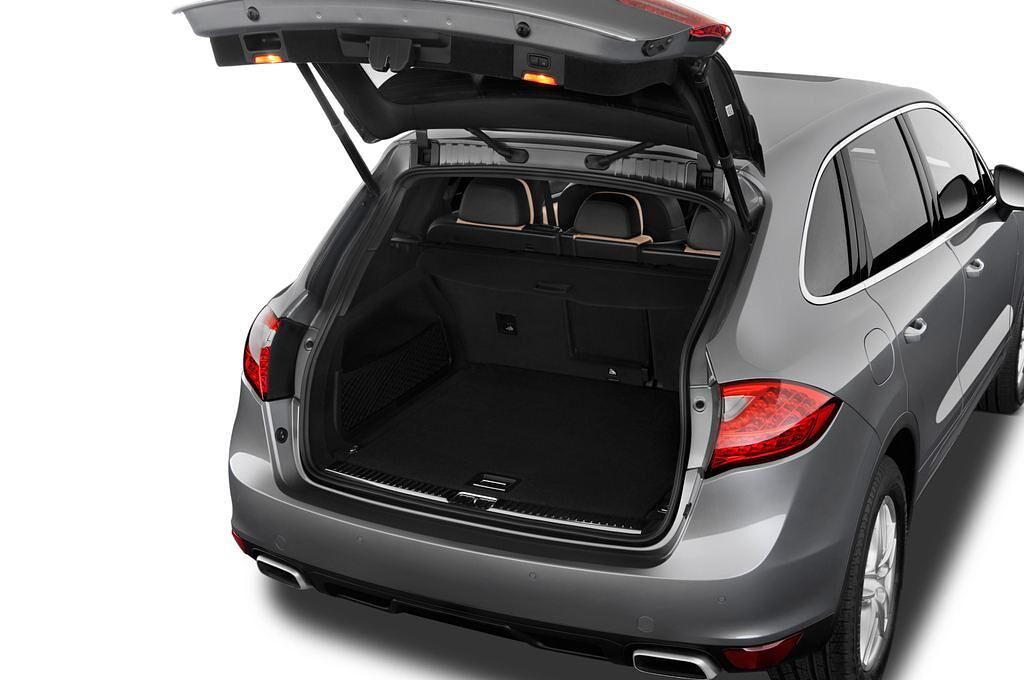 Porsche Cayenne (Baujahr 2015) 4WD AT 5 Türen Kofferraum
