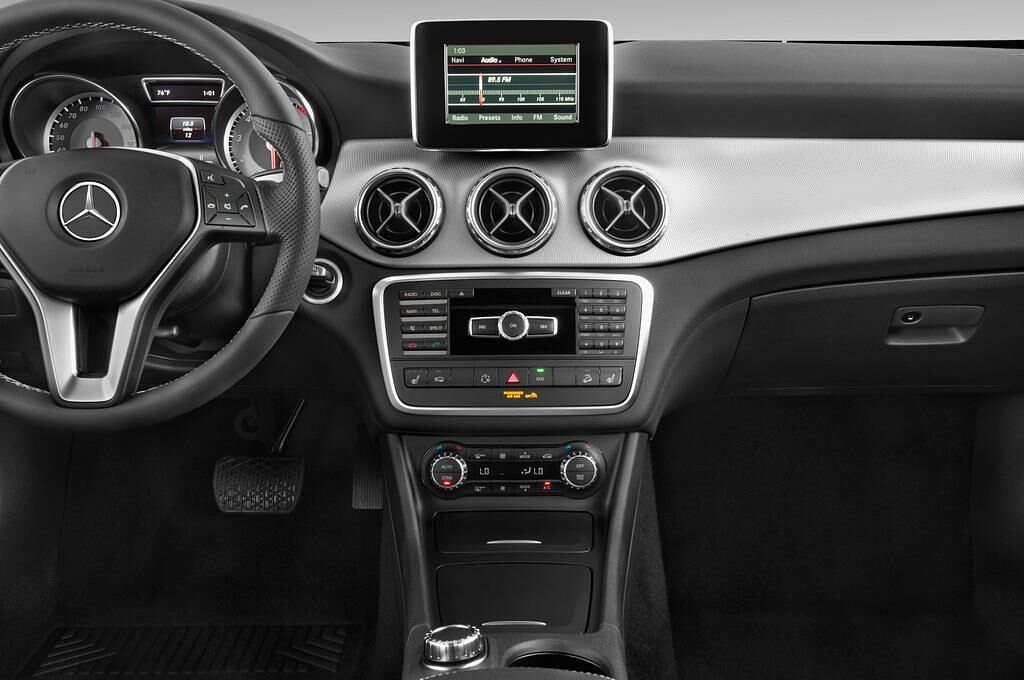 Mercedes GLA (Baujahr 2016) Urban 5 Türen Mittelkonsole
