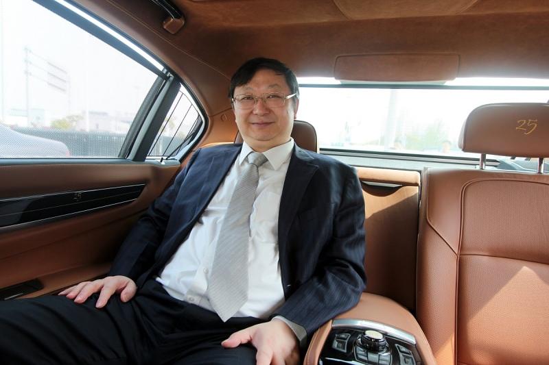 Robert Cao im Fond des BMW 760Li Individual auf den Straßen von Shanghai
