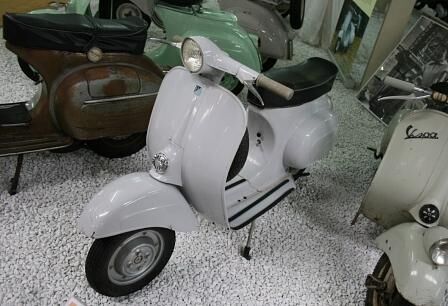 Eine Vespa 50 der ersten Serie