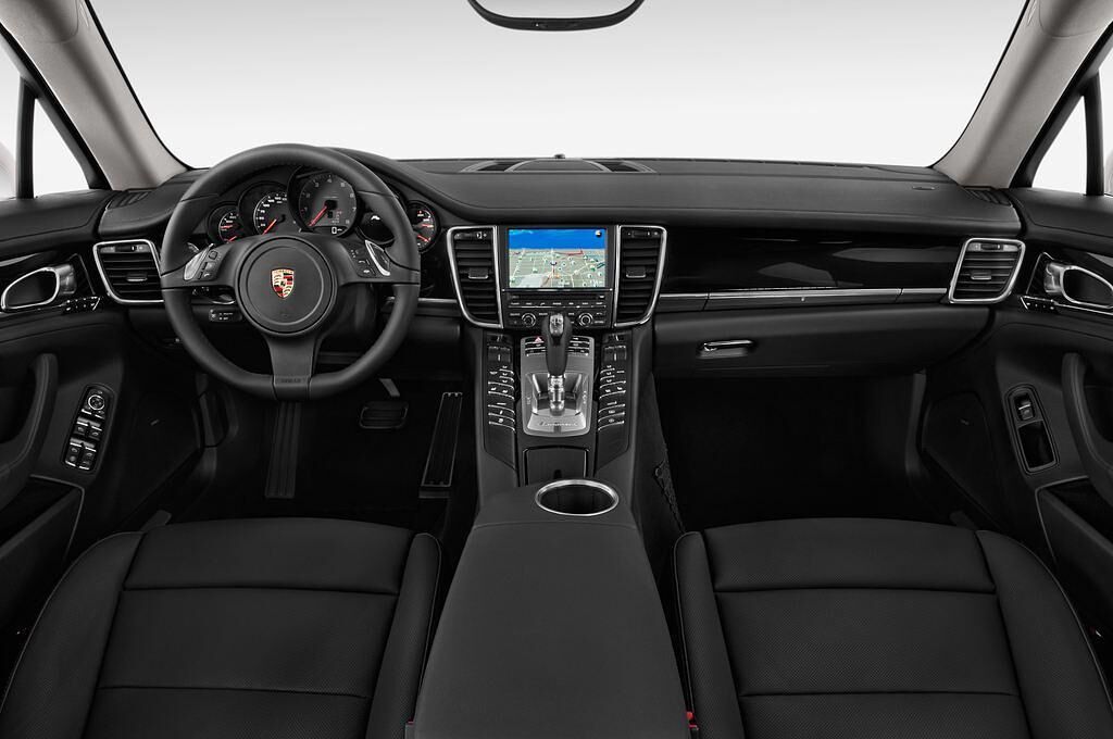 Porsche Panamera (Baujahr 2010) S 5 Türen Cockpit und Innenraum