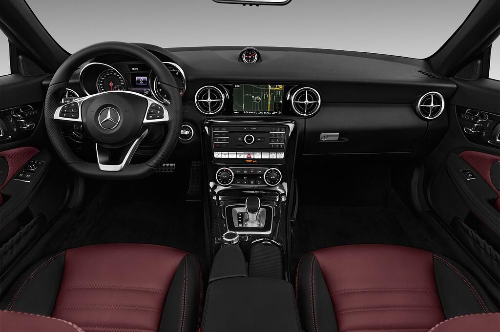 Mercedes SLC (Baujahr 2018) - 2 Türen Cockpit und Innenraum