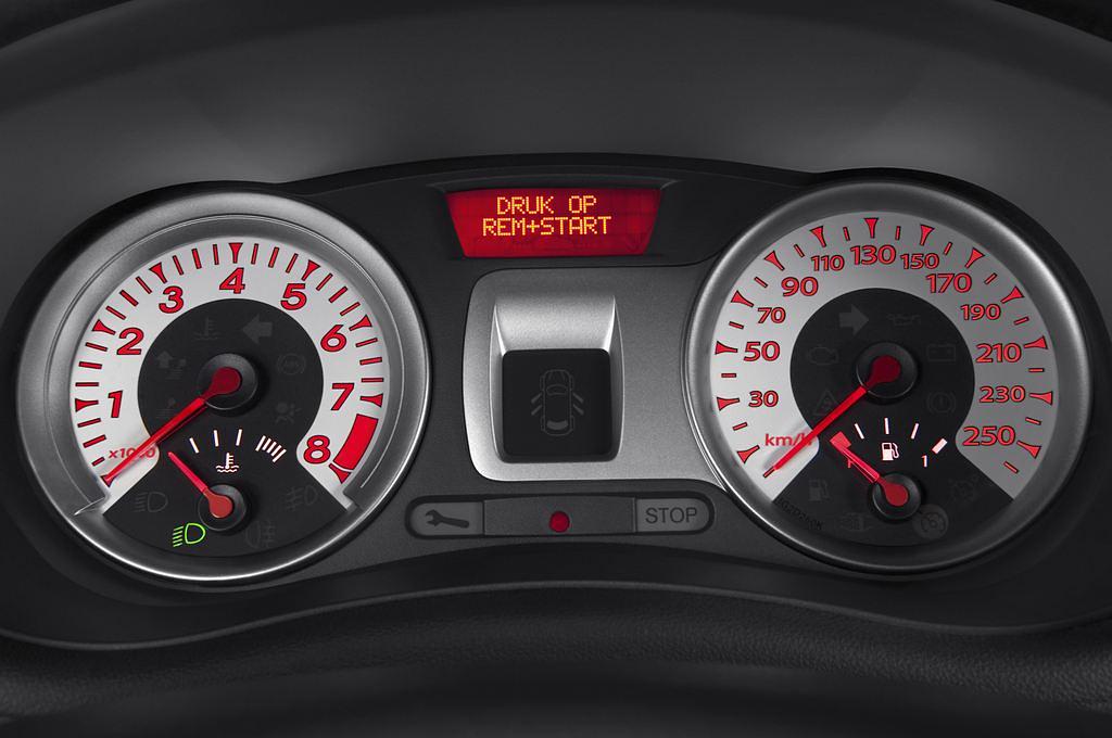 Renault Laguna (Baujahr 2010) Dynamique 2 Türen Tacho und Fahrerinstrumente