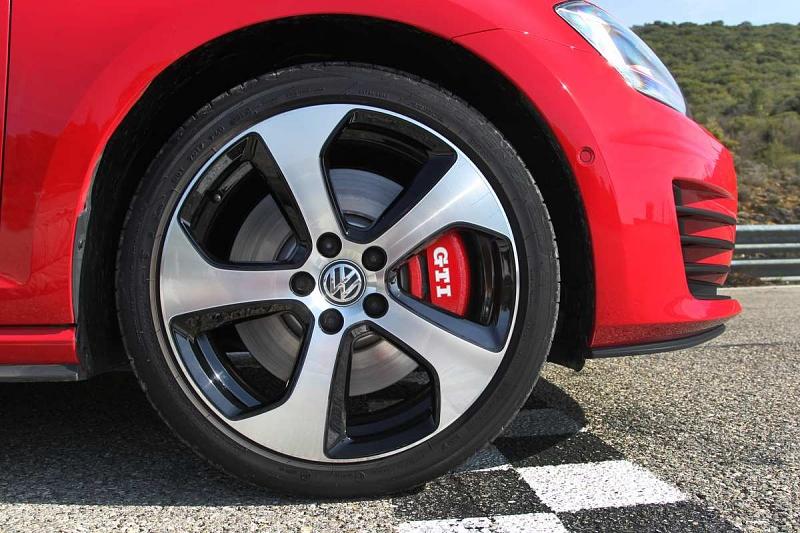 Der VW Golf GTI Performance ist an dem GTI-Schriftzug auf den roten Bremssätteln zu erkennen.