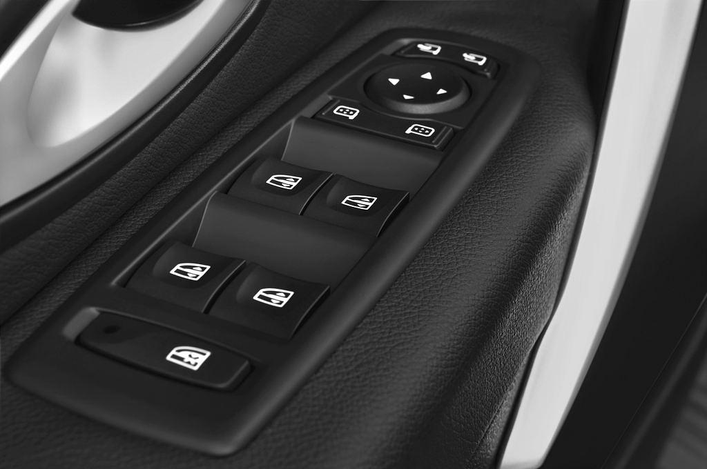 Renault Fluence (Baujahr 2011) Dynamique 4 Türen Bedienungselemente Tür