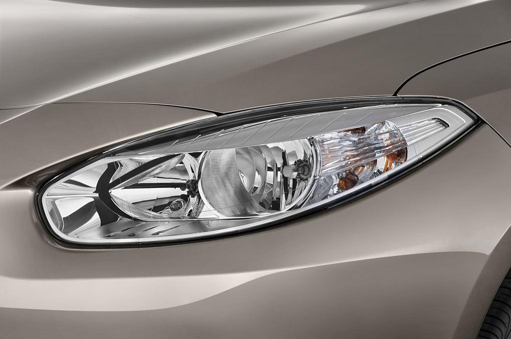 Renault Fluence (Baujahr 2011) Dynamique 4 Türen Scheinwerfer