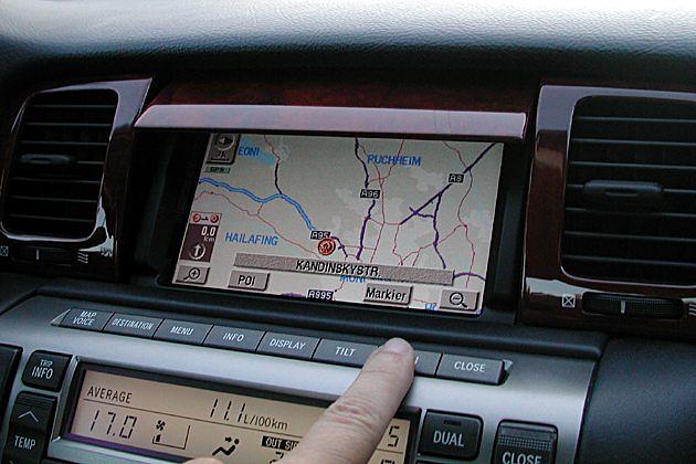 Trickreich: Display des optionalen Navigationssystem hinter Holzblende