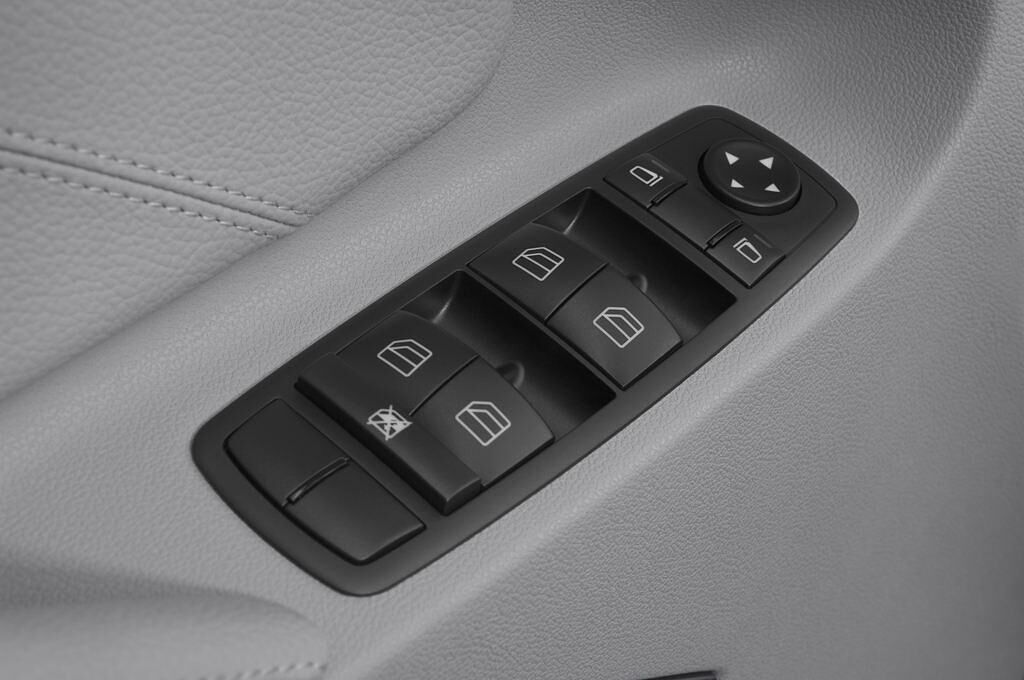Mercedes M-Class (Baujahr 2011) 350 5 Türen Bedienungselemente Tür